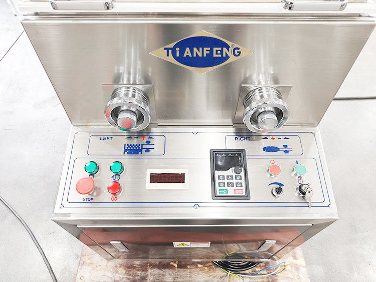 Modalità di funzionamento manuale/automatica Macchina per la stampa di compresse rotativa per l'industria farmaceutica Capacità 10000-42000 Pcs/ora