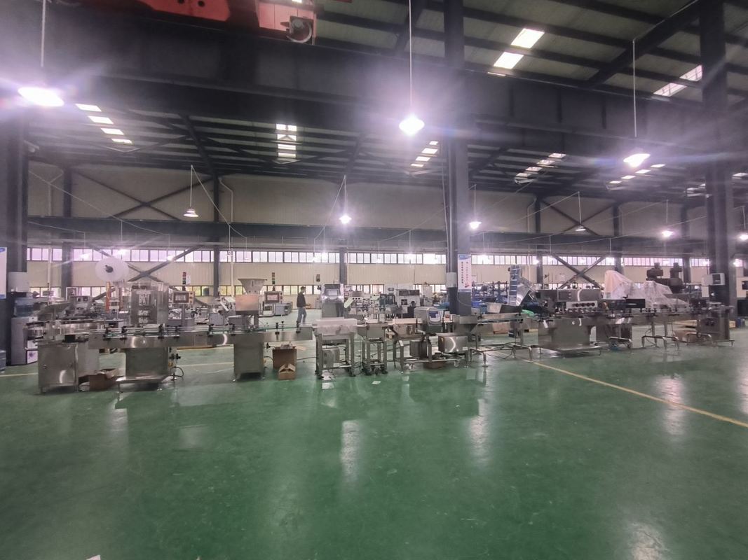 Linea di produzione ad alta velocità di riempimento di bottiglie 380V con garanzia di 1 anno per bottiglie da 60 ml a 80 ml a 100 ml