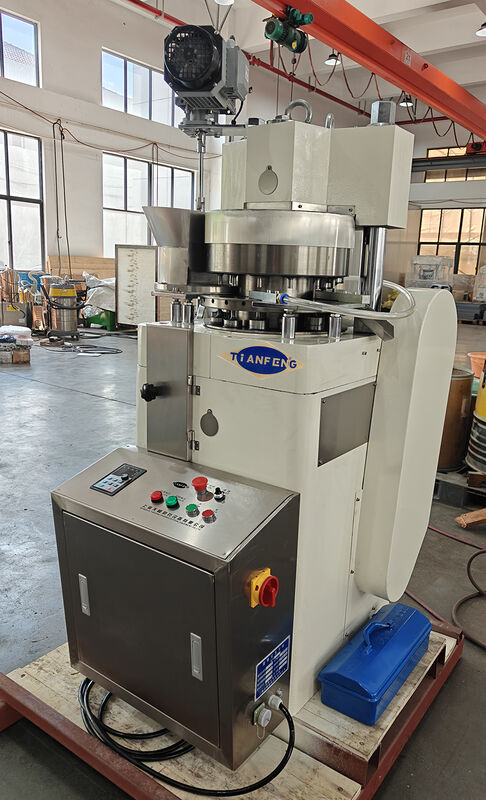 Macchina per la compressione di compresse versatile in grado di produrre diverse forme e dimensioni di compresse con una forza di compressione costante