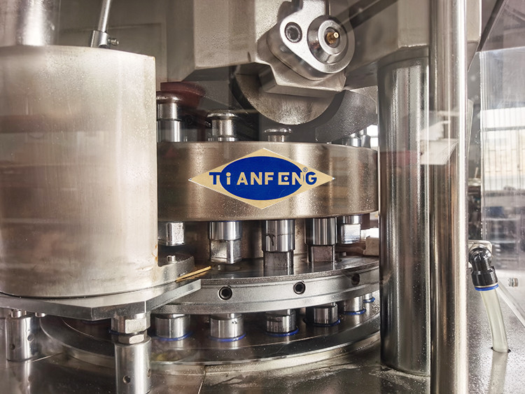 100 KN tipo rotatorio 21500 pezzi/ora della macchina di compressione della compressa di 3 strati